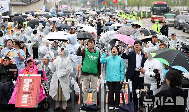 [서울=뉴시스] 김선웅 기자 = 20일 서울 종로구 경복궁 앞 도로에서 열린 420장애인차별철폐공동투쟁 결의대회에서 참가 시민들이 장애인 이동권, 교육권, 노동권, 탈시설, 자립생활권리 등 생존권 보장을 촉구하고 있다. 2026.04.20. mangusta@newsis.com