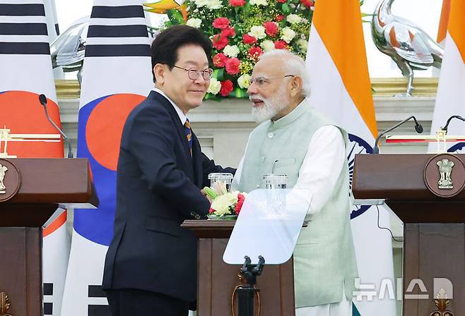 [뉴델리=뉴시스] 고범준 기자 = 이재명 대통령과 나렌드라 모디 인도 총리가 20일(현지 시간) 뉴델리 영빈관 하이데라바드 하우스에서 공동언론발표를 마친 뒤 악수하고 있다. 2026.04.20. bjko@newsis.com