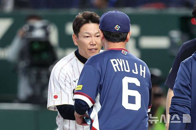 [도쿄=뉴시스] 권창회 기자 = 7일 일본 도쿄돔에서 열린 2026 WBC 조별리그 C조 2차전 한국과 일본의 경기, 한국 류지현 감독과 일본 이바타 히로카즈 감독이 인사하고 있다. 2026.03.07. kch0523@newsis.com