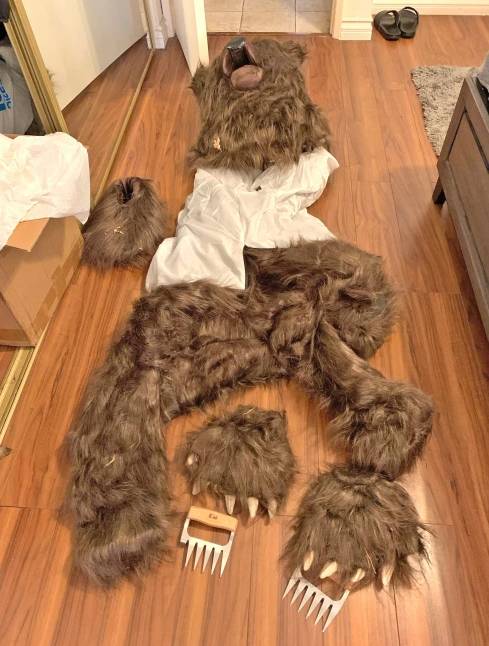 용의자의 집에서 발견된 곰 복장 [캘리포니아 보험국]