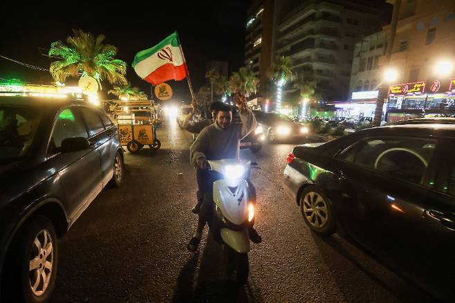 이스라엘과 레바논의 휴전이 발효된 후 한 시민이 오토바이로 레바논 시내를 달리며 휴전을 축하하고 있다. 연합뉴스