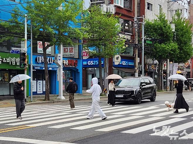 부산 남구 국립부경대학교 앞에서 시민들이 거리를 건너고 있다. 정혜린 기자