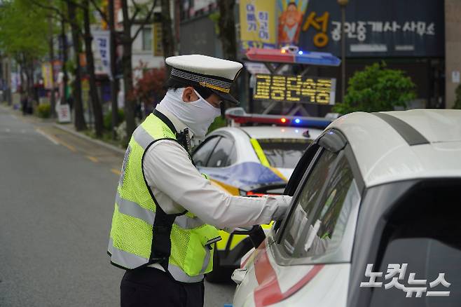 20일 전북 전주시 덕진구 덕진광장에서 경찰이 우회전 일시정지 위반 단속에 나섰다. 사진은 적발된 차량을 단속하는 경찰의 모습. 심동훈 기자