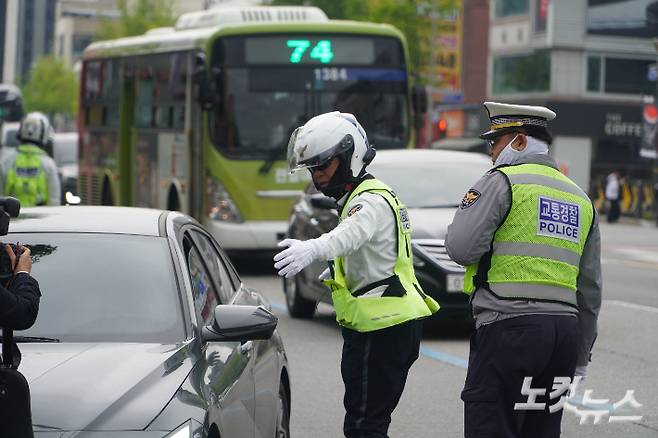 20일 전북 전주시 덕진구 덕진광장에서 경찰이 우회전 일시정지 위반 단속에 나섰다. 심동훈 기자