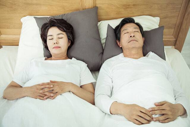 최근 중국의 한 대학 연구진이 높은 베개가 안압을 높일 수 있다고 밝혔다. 클립아트코리아