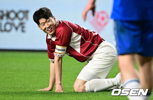 [OSEN=수원, 조은정 기자]OGFC와 수원삼성 블루윙즈 레전드 매치 ‘OGFC: THE LEGENDS ARE BACK’이 19일 수원월드컵경기장에서 열렸다.OGFC는 박지성, 리오 퍼디난드, 라이언 긱스, 파트리스 에브라 등 프리미어리그 황금기를 대표하는 레전드들이 축구 콘텐츠·이벤트 제작사 슛포러브와 함께 결성한 신생 독립팀이다.후반 OGFC 박지성이 슛동작 중 파울을 당한 뒤 관중들의 야유에 웃음을 짓고 있다. 2026.04.19 /cej@osen.co.kr