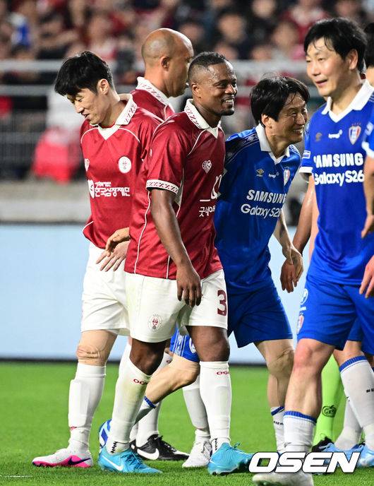 [OSEN=수원, 조은정 기자]'해버지' 박지성(45)이 다시 수원월드컵경기장 잔디를 밟았다. 하지만 승자는 홈팬들의 웅장한 응원에 힘입은&nbsp;수원 삼성 레전드 팀이었다.OGFC는 19일 오후 7시&nbsp;수원월드컵경기장에서&nbsp;수원 삼성 레전드 팀과 맞붙어 0-1로 패했다. 이번 경기는&nbsp;박지성을 비롯해 프리미어리그 황금기를 이끌었던 전설들이 '슛포러브'와 함께 창단한 신생 독립 팀 OGFC가 닻을 올리는 첫 무대였지만, 총 38027명의 관중이 입장한 가운데 아쉬운 패배로 막을 내렸다.OGFC 에브라가 박지성에게 태클을 건 수원삼성 이병근에게 장난을 치고 있다. 2026.04.19 /cej@osen.co.kr