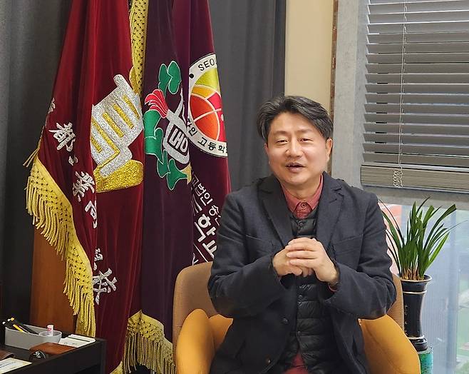 이정목 서울디자인고 교장이 AI(인공지능)시대 AI 기술과 융합한 창의적인 디자이너&nbsp;꿈나무 육성의 중요성에 대해 설명하고 있다. 김청중 논설위원