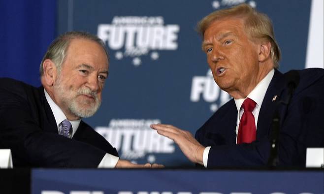 마이크 허커비 주이스라엘 미국 대사(왼쪽)와 도널드 트럼프 대통령. 허커비는 트럼프에 충성하고 이스라엘을 적극 지지하는 정치인이다. AP연합뉴스