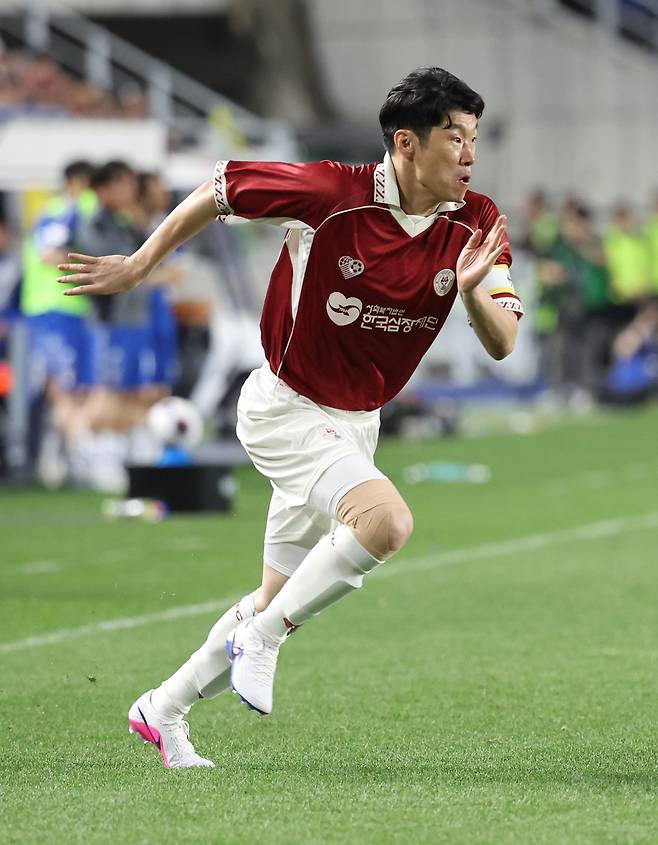 ‘영원한 캡틴’ 박지성이 19일 경기 수원시 팔달구 수원월드컵경기장에서 열린 OGFC(더 오리지널 FC) 대 K리그2 수원 삼성과의 경기에서 질주하고 있다. 뉴시스