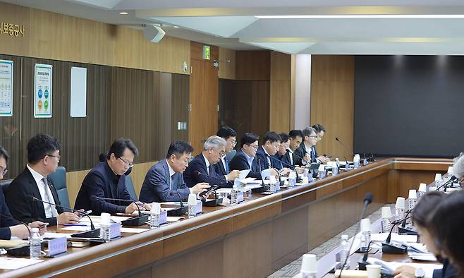 20일 최인호 HUG 사장(왼쪽에서 세번째)이 중동상황 대응을 위한 긴급 현안점검회의를 주재하고 있다. HUG 제공