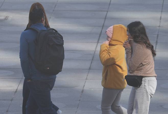 지난 7일 꽃샘추위가 찾아와 전날보다 5도 이상 떨어진 4도의 날씨를 보인 가운데 서울 광화문광장에서 외국인들이 옷깃을 여미며 걸어가고 있다. 뉴시스