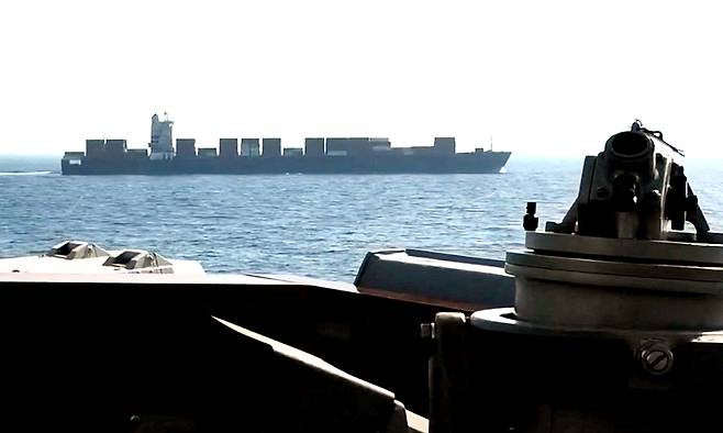 이란 선박 요격 후 로프 타고 진입 미 해군 구축함 USS 스프루언스호가 19일(현지시간) 오만만 인근에서 이란 국적의 화물선 투스카호를 요격하고 있다. 중부사령부 제공