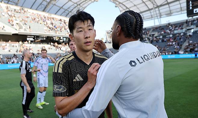로스앤젤레스(LA)FC 손흥민이 20일 미국 캘리포니아주 LA BMO 스타디움에서 열린 2026 MLS 8라운드 홈경기에서 새너제이 어스퀘이크스에 1-4로 패한 뒤 상대 선수와 포옹을 하고 있다. LA=AFP연합뉴스
