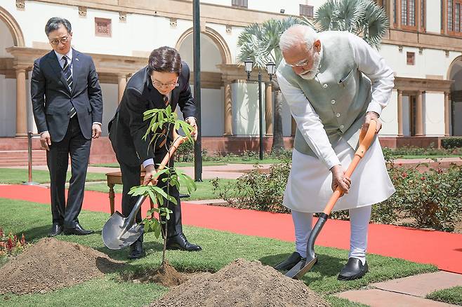 인도를 국빈 방문 중인 이재명 대통령이 20일(현지 시간) 뉴델리 영빈관 하이데라바드 중앙공원에서 나렌드라 모디 인도 총리와 아소카나무(ashoka tree) 공동식수를 하고 있다. 뉴시스