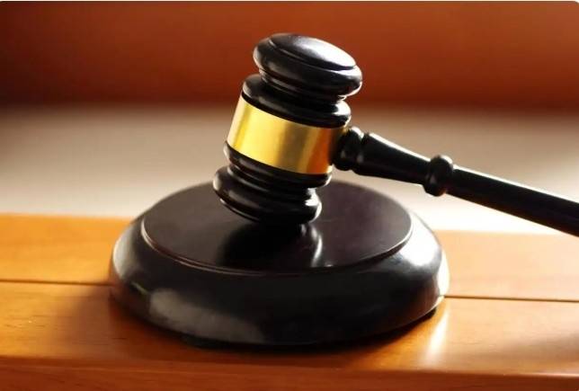 떨어지는 여자친구를 5분 동안 붙잡았지만 사망을 막지 못해 법원으로부터 책임이 있다는 판결을 받았다. 홍싱신문 캡처