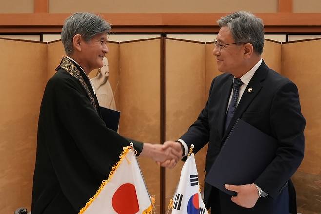 허민(오른쪽) 국가유산청장이 지난 18일 일본에서 사토 다카오 고덕원 주지와 기부협약식을 체결하고 악수하고 있다. 사진 제공=국가유산청