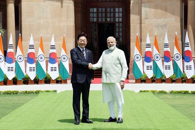 이재명 대통령과 나렌드라 모디 인도 총리가 20일(현지시간) 뉴델리 영빈관에서 기념촬영을 하고 있다. 연합뉴스