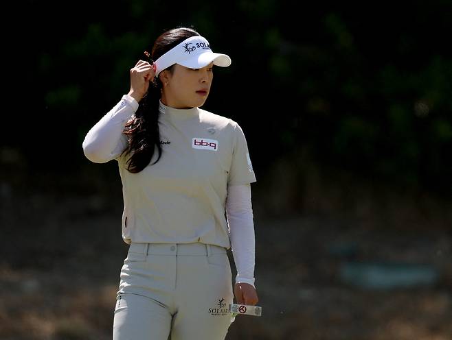 그린 공략을 고심하고 있는 윤이나. 사진 제공=AFP연합뉴스
