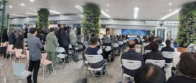 지난 19일, 여객기 참사가 발생한 전남 무안공항에서 천주교 위령 미사가 거행됐다. 위령 미사는 내년 6월까지 매달 셋째 주 일요일 오후 3시 같은 장소에서 계속될 예정이다.&nbsp;ⓒ유가족협의회 관계자 제공·시사저널 양선영 디자이너