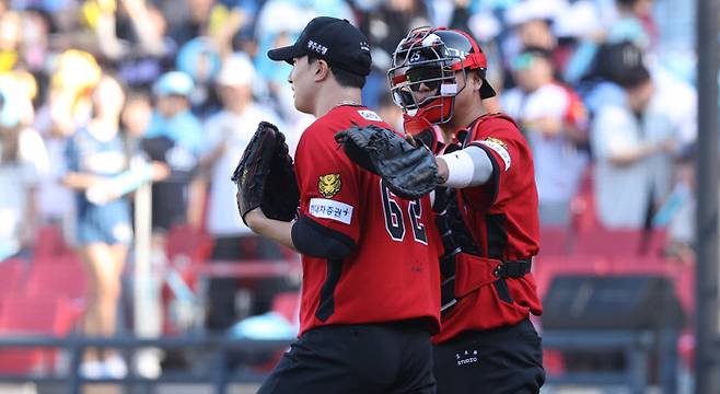 KIA 정해영이 지난 5일 창원 NC전에 마무리 투수로 등판에 세이브를 올리고 포수 한준수와 대화를 하고 있다. KIA 타이거즈 제공