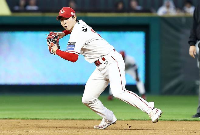 SSG 박성한이 16일 인천 두산전에서 어려운 타구를 잡은 뒤 송구 동작을 취하고 있다. SSG랜더스 제공