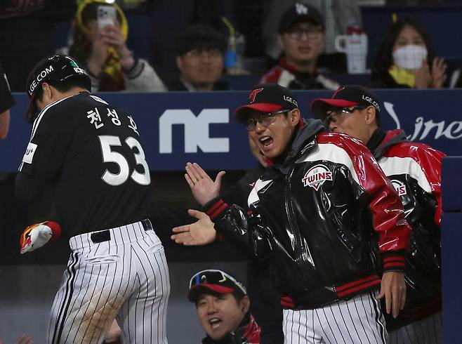 8일 경남 창원NC파크에서 열린 프로야구 2026 KBO리그 LG 트윈스와 NC 다이노스의 경기. LG 염경엽 감독이 6회 초 1사 1루 상황 홈런을 친 LG 5번 천성호를 격려하고 있다. 2026.4.8 연합뉴스