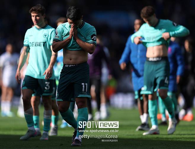 ▲ 울버햄튼 원더러스의 공격수 황희찬이 잉글랜드 무대 입성 이후 가장 혹독한 계절을 지나고 있다. 팀의 몰락과 함께 그의 존재감도 희미해지며 프리미어리그에서 한국 선수가 사라질 위기에 놓였다.