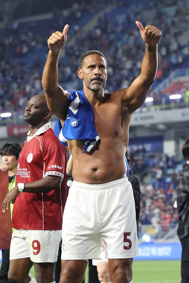 ▲ 19일 경기도 수원시 수원월드컵경기장에서 열린 OGFC VS 수원삼성 레전드 매치가 끝난 뒤 OGFC 리오 퍼디낸드가 팬들에게 인사하고 있다. ⓒ연합뉴스