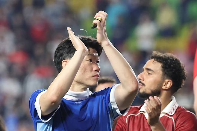 ▲ 19일 경기도 수원시 수원월드컵경기장에서 열린 OGFC VS 수원삼성 레전드 매치가 끝난 뒤 OGFC 박지성이 관중들에게 박수를 보내고 있다. ⓒ연합뉴스