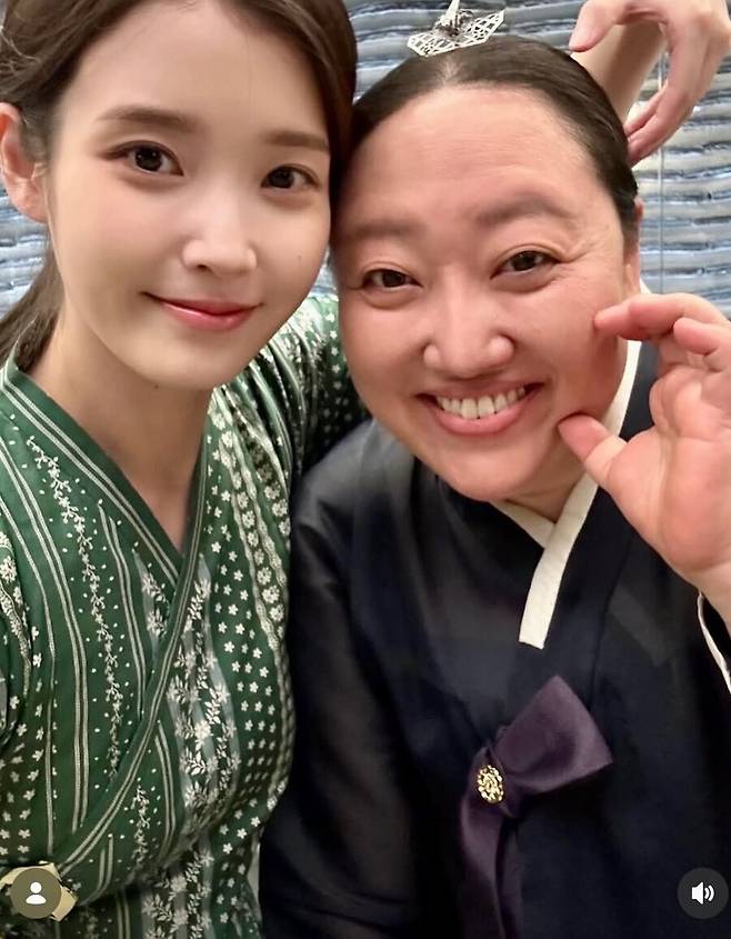 ▲ 배우 박준면과 아이유가 극 중과 달리 현실에서 다정한 면모를 드러냈다. 출처|박준면 인스타그램