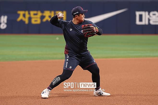 ▲ 한동희는 타구 속도는 나쁘지 않으나 좀처럼 공이 뜨지 않아 고민이 깊어지고 있다 ⓒ곽혜미 기자