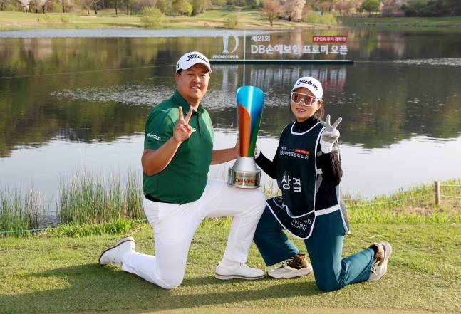 이상엽(왼쪽)이 19일 춘천 라비에벨 골프앤리조트(파72·7254야드)에서 열린 막을 내린 2026 한국프로골프(KPGA) 투어 개막전 제21회 DB손해보험 프로미오픈에서 우승을 차지한 뒤 캐디로 나선 여자친구와 함께 포즈를 취하고 있다. /사진=KPGA 제공