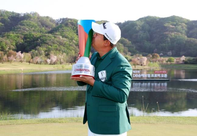 이상엽이 19일 춘천 라비에벨 골프앤리조트(파72·7254야드)에서 열린 막을 내린 2026 한국프로골프(KPGA) 투어 개막전 제21회 DB손해보험 프로미오픈 우승을 차지하고 트로피에 입을 맞추고 있다. /사진=KPGA 제공