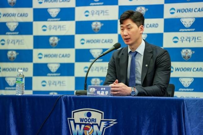 박철우 우리카드 감독이 16일 서울 프레스센터에서 열린 감독 취임식에서 인터뷰를 하고 있다. /사진=우리카드 배구단 제공