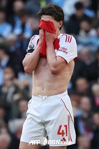 아스널 미드필더 데클란 라이스가.20일(한국시간) 영국 맨체스터의 에티하드 스타디움에서 열린 맨체스터 시티와의 '2025~2026 잉글랜드 프리미어리그(EPL) 33라운드' 패배 후 아쉬워하고 있다. /AFPBBNews=뉴스1