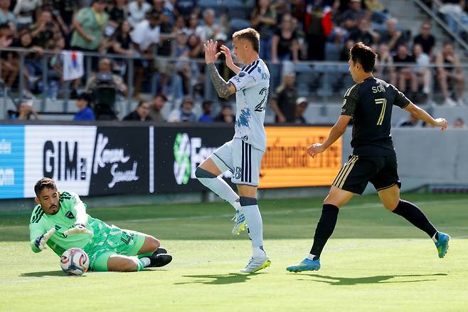 마크 도스산토스 감독이 이끄는 LAFC가 20일(한국시간) 미국 캘리포니아주 로스앤젤레스에 있는 BMO 스타디움에서 열린 산호세 어스퀘이크와의 2026시즌 미국 메이저리그사커(MLS) 홈 경기에서 1-4 대패를 당했다.&nbsp;  손흥민이 주중 북중미카리브해연맹(CONCACAF) 챔피언스컵 멕시코 원정을 다녀온 뒤, 곧바로 선발 출장했지만 득점포를 가동하지 못했고, 팀의 대패를 지켜봐야 했다.&nbsp;이날 후반 중반 LAFC가 와르르 무너지자, 경기장 한편에서 경기를 지켜보던 존 소링턴 단장은 무서운 눈빛으로 경기장을 노려보는 모습이 중계 화면에 잡히기도 했다.&nbsp;연합뉴스