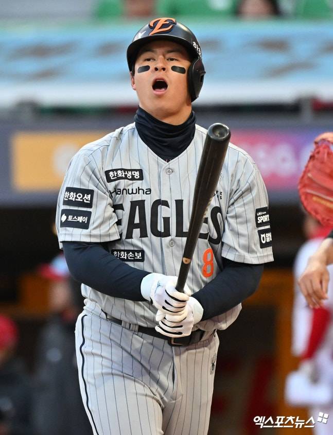 한화 이글스 '4번 타자' 내야수 노시환이 1군 선수단 복귀를 앞두고 퓨처스리그 최종 점검을 마쳤다.&nbsp;노시환은 20일 서산야구장에서 열린 2026 KBO 퓨처스리그 울산 웨일스와 경기에 1번 타자 3루수로 선발 출전해 5타수 1안타 1삼진을 기록했다. 노시환은 올 시즌 개막 후 13경기에 출전해 타율 0.145(55타수 8안타), 3타점, 출루율 0.230, 장타율 0.164로 극심한 부진에 빠졌다. 노시환은 지난 10~12일 대전 KIA 타이거즈전에서 11타수 무안타에 그친 뒤 13일 2군행 통보를 받았다.&nbsp;노시환은 서산으로 내려간 뒤 곧바로 퓨처스리그 경기 출전 없이 타격 메커니즘 조정에 힘썼다.&nbsp;18일부터 2군 경기에 나서 20일까지 13타수 3안타 타율 0.231을 기록했다. 엑스포츠뉴스DB