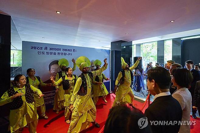 이재명 대통령, 인도 도착 (뉴델리=연합뉴스) 김도훈 기자 = 인도를 국빈 방문한 이재명 대통령과 김혜경 여사가 19일(현지시각) 뉴델리 한 호텔에서 전통 무용단의 환영춤을 보고 있다. 2026.4.19 [공동취재 제공. 재판매 및 DB 금지] superdoo82@yna.co.kr