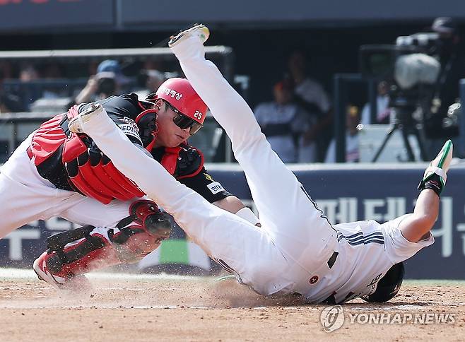 박찬호 '굴러서라도 득점' (서울=연합뉴스) 김성민 기자 = 19일 서울 잠실야구장에서 열린 2026 KBO 프로야구 기아 타이거즈와 두산 베어스의 경기. 5회말 무사 3루 두산 박준순 내야 페어 때 3루주자 박찬호가 홈으로 쇄도하고 있다. 결과는 세이프. 2026.4.19 ksm7976@yna.co.kr