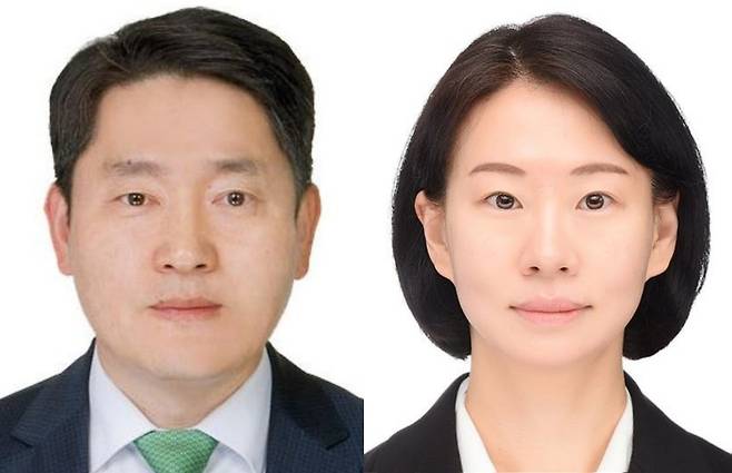 美재무부 설득해 나프타 수입 결제길 뚫은 공무원들 (워싱턴=연합뉴스) 미국 재무부를 설득해 나프타 2만7천톤 수입 결제를 성사시킨 주미 한국 대사관 최영전(53) 재경관(좌측)과 김태연(42) 재경관보. [재정경제부 제공. DB 및 재판매 금지]