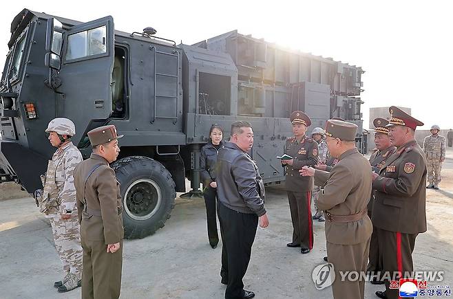 북한, 탄도미사일 집속탄두 시험발사…김정은 참관 (평양 조선중앙통신=연합뉴스) 북한이 단거리 지대지 탄도미사일 집속탄두 위력을 평가하는 시험발사에 성공했다고 밝혔다. 조선중앙통신은 20일 "미사일총국은 19일 개량된 지상 대 지상 전술탄도미사일 '화성포-11라'형 전투부(탄두) 위력 평가를 위한 시험발사를 진행하였다"고 보도했다.2026.4.20 
    [국내에서만 사용가능. 재배포 금지. For Use Only in the Republic of Korea. No Redistribution]
     nkphoto@yna.co,kr