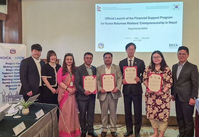 코이카, 네팔서 귀환노동자 창업 지원 4월 17일 네팔 카트만두에서 개최된 사업조정위원회에서 공무헌 코이카 네팔 사무소장(오른쪽에서 세 번째), 크리슈나 사프코타 네팔 노동고용사회보장부 국장(오른쪽에서 네 번째) 등이 참석해 네팔 귀환노동자 대상 '창업대출 이자보조 프로그램 운영 가이드라인' 승인 기념 촬영을 하고 있다. [코이카 제공]