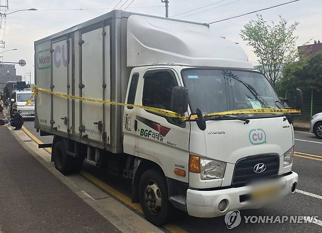 진주 화물연대 집회 현장 사고 차 (진주=연합뉴스) 20일 오전 10시 32분께 경남 진주시 정촌면 예하리 한 집회 현장에서 2.5t 화물차가 집회 참가자와 추돌하는 사고가 발생했다.
    경찰과 소방에 따르면 이 사고로 50대 조합원 1명이 숨지고 1명이 중상, 1명이 경상을 입은 것으로 확인됐다. 2026.4.20 [독자 제공. 재판매 및 DB 금지] image@yna.co.kr