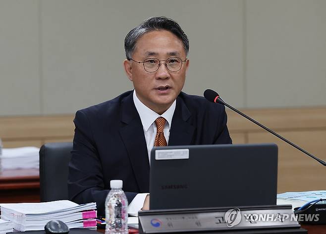 고민수 방미통위 상임위원 고민수 방미통위 상임위원이 지난 10일 정부과천청사에서 열린 방송미디어통신위원회 첫 전체회의에서 발언하는 모습. 2026.4.20 [연합뉴스 자료사진]