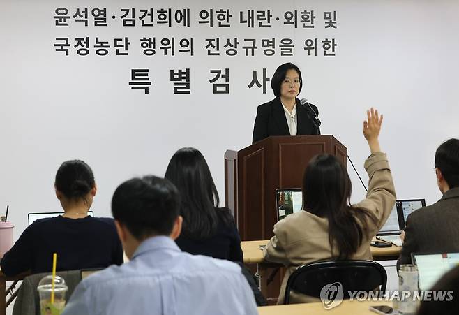 2차 종합특검 브리핑 (과천=연합뉴스) 서대연 기자 = 권창영 2차 종합특별검사팀 김지미 특검보가 23일 경기도 과천 특검사무실에서 수사 관련 사항을 브리핑하고 있다. 
    특검팀은 이날 검찰의 '도이치모터스 수사 무마 의혹'과 관련해 대검찰청과 서울중앙지검에 대한 강제수사에 착수했다. 2026.3.23 dwise@yna.co.kr