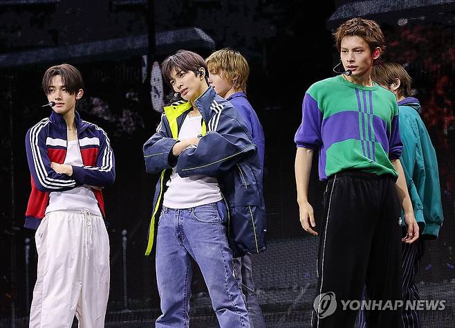 신곡 '레드레드' 공개하는 코르티스 (서울=연합뉴스) 이재희 기자 = 그룹 코르티스(CORTIS)가 20일 서울 광진구 예스24라이브홀에서 열린 두 번째 미니앨범 '그린그린'(GREENGREEN) 언론 공개회에서 타이틀곡 '레드레드'를 선보이고 있다. 2026.4.20 scape@yna.co.kr