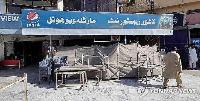 1주일 봉쇄된 파키스탄 군사도시 (라왈핀디=연합뉴스) 손현규 특파원 = 미국과 이란이 2차 종전 협상을 앞둔 가운데 지난 19일(현지시간) 오후 중재국 파키스탄의 군사도시 라왈핀디에 있는 음식점이 정부 방침으로 영업을 중단하고 있다. 
    이는 미국이나 이란 대표단이 항공기를 타고 라왈핀디에 있는 누르 칸 공군기지에 도착할 경우에 대비해 미리 안전을 확보하려는 조치로 풀이된다. 2026.4.20 son@yna.co.kr