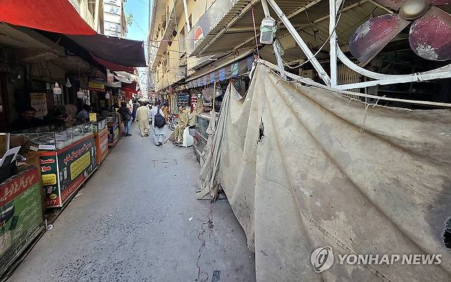 1주일 봉쇄된 파키스탄 군사도시 (라왈핀디=연합뉴스) 손현규 특파원 = 미국과 이란이 2차 종전 협상을 앞둔 가운데 지난 19일(현지시간) 오후 중재국 파키스탄의 군사도시 라왈핀디에 있는 음식점이 정부 방침으로 영업을 중단하고 있다. 
    이는 미국이나 이란 대표단이 항공기를 타고 라왈핀디에 있는 누르 칸 공군기지에 도착할 경우에 대비해 미리 안전을 확보하려는 조치로 풀이된다. 2026.4.20 son@yna.co.kr