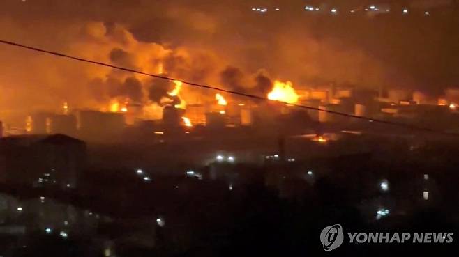 우크라 드론 공격에 화재 발생한 러시아 투압세 항구 [로이터 연합뉴스 자료사진. 재배포 및 DB 금지]